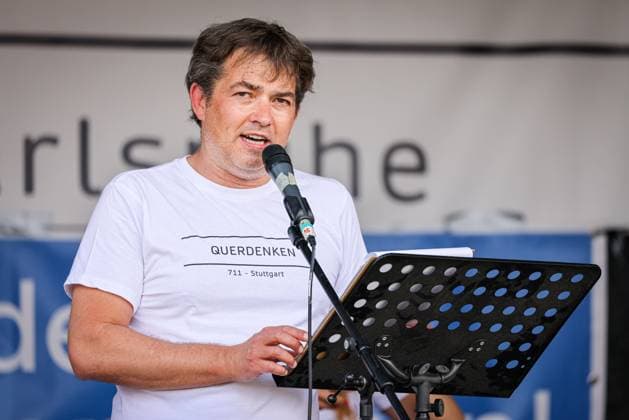 Querdenken Demonstration Karlsruhe am 03.06.2021 in Karlsruhe (Günther Klotz Anlage), Germany Michael Ballweg hält seine Rede vor den Teilnehmern der QD Demo in Karlsruhe. Karlsruhe Günther Klotz Anlage Baden-Württemberg Germany *** QD demonstration Karlsruhe on 03 06 2021 in Karlsruhe Günther Klotz plant , Germany Michael Ballweg gives his speech in front of the participants of the QD demonstration in Karlsruhe Karlsruhe Günther Klotz plant Baden Württemberg Germany