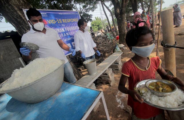 Virus Outbreak India Slum children and others those are demolished by the government administration before couple of day in between the Covid-19 coronavirus pandemic lockdown period are waiting and receiving the cooked food, freely distributing by social organization Asha Kiran as they are homeless in the eastern Indian state Odisha s capital city Bhubaneswar on June 3, 2021. Bhubaneswar Odisha India rout-notitle210603_npiJg  Copyright: xSTRx