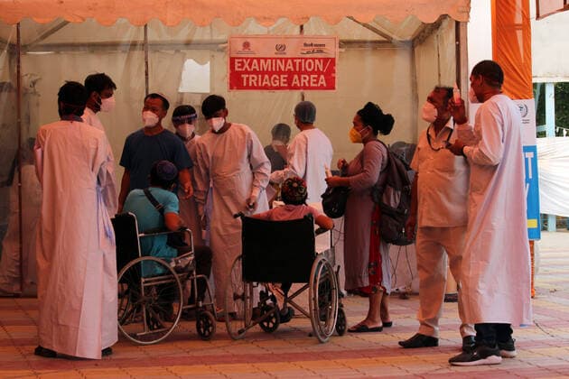 Coronavirus in Indien, landesweite Eindrücke Corona Virus Outbreak In India Healthcare workers in personal protective suits provide admission to patients suffering from coronavirus outside a COVID-19 care facility, inside Gurudwara Rakab Ganj (Sikh temple), in New Delhi, India on June 3, 2021. New Delhi India makhija-notitle210603_npK1B  Copyright: xMayankxMakhijax
