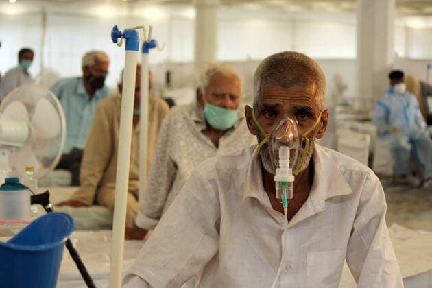 Coronavirus in Indien, landesweite Eindrücke Corona Virus Outbreak In India An elderly man with breathing difficulty due to coronavirus takes oxygen with the help of an oxygen mask at a COVID-19 care facility, inside Gurudwara Rakab Ganj (Sikh temple), in New Delhi, India on June 3, 2021. New Delhi India makhija-notitle210603_npdQJ  Copyright: xMayankxMakhijax