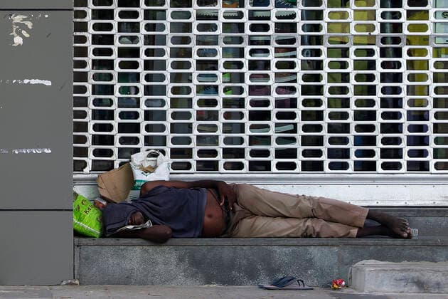 News Bilder des Tages June 3, 2021, Chennai, Tamil Nadu, India: A man takes a nap amid closed shops during the lockdown imposed as a preventive measure against the spread of the Covid-19 coronavirus in Chennai. Chennai India - ZUMAl172 20210603_zip_l172_001 Copyright: xSrixLoganathanx