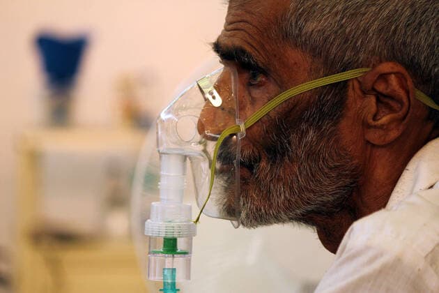 Corona Virus Outbreak In India An elderly man with breathing difficulty due to coronavirus takes oxygen with the help of an oxygen mask at a COVID-19 care facility, inside Gurudwara Rakab Ganj (Sikh temple), in New Delhi, India on June 3, 2021. New Delhi India makhija-notitle210603_np1mt  Copyright: xMayankxMakhijax