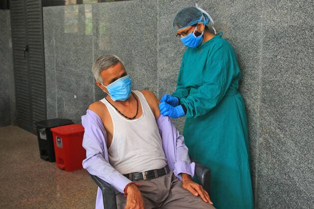 Covid-19 Vaccination In Jaipur A doctor administers a dose of a Covid-19 vaccine to a beneficiary, at National Institute of Ayurveda, in Jaipur, Rajasthan, India, on June 3,2021. Jaipur Rajasthan India bhatnagar-notitle210603_npri9  Copyright: xVishalxBhatnagarx