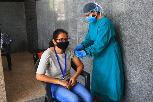Coronavirus in Indien, landesweite Eindrücke Covid-19 Vaccination In Jaipur A doctor administers a dose of a Covid-19 vaccine to a beneficiary, at National Institute of Ayurveda, in Jaipur, Rajasthan, India, on June 3,2021. Jaipur Rajasthan India bhatnagar-notitle210603_npCIn  Copyright: xVishalxBhatnagarx
