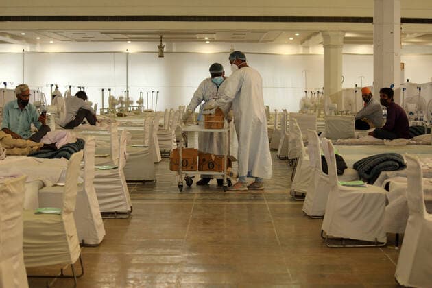 Corona Virus Outbreak In India Housekeeping staff wearing protective gears distribute water bottles to patients suffering from coronavirus admitted inside a COVID-19 care facility, setup inside the Gurudwara Rakab Ganj (Sikh temple), in New Delhi, India on June 3, 2021. New Delhi India makhija-notitle210603_np4fV  Copyright: xMayankxMakhijax