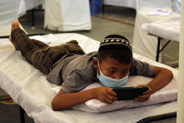 Corona Virus Outbreak In India An Indian Jewish boy, from the India s northeastern state of Manipur, suffering from the coronavirus disease, uses a mobile phone at a COVID-19 care facility, setup inside the Gurudwara Rakab Ganj (Sikh temple), in New Delhi, India on June 3, 2021 New Delhi India makhija-notitle210603_np4Tk  Copyright: xMayankxMakhijax