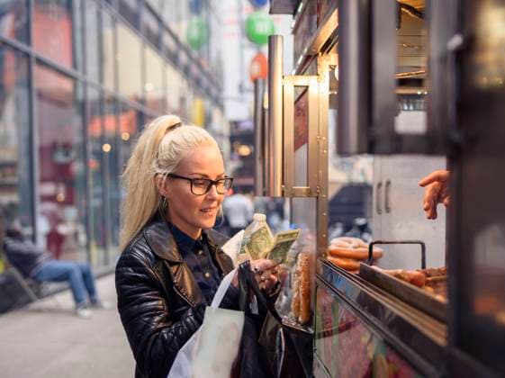 IMAGO Creative, Urban Lifestyle Young woman buying food in street truck New York, NY, United States CR_OSBJ210603-695098-01 ,model released, Symbolfoto