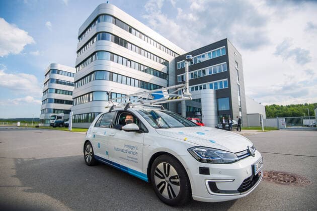 2021.06.03 IAV Stollberg - Cem Özdemir besucht das Entwicklungszentrum IAV in Stollberg - Der Vorsitzende des Verkehrsausschusses und Mitglied des Deutschen Bundestages Cem Özdemir von der Partei Bündnis 90 Die Grünen besuchte am Donnerstag, dem 03.06.2021, die Städte Zwickau und Stollberg. Nach einem Besuch des Gedenkortes für die Opfer des NSU sowie des VW Werkes in Zwickau machte er am späten Nachmittag auch im Entwicklungszentrum IAV in Stollberg Halt, eine der führenden deutschen Firmen im Bereich autonomes Fahren. Als Grund für seinen Besuch sagte er: In Stollberg wird die Zukunftg gebaut. Als Vorsitzender des Verkehrsausschusses war es Cem Özdemir wichtig, auch über künftige Entwicklungen auf dem aktuellen Stand zu se