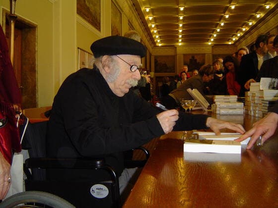 Edgar Hilsenrath, 9.4.2006 zum 80. Geburtstag im Rathaus Schöneberg, Berlin, beim Signieren seiner Werke, erschienen im Dittrich Verlag sowie bei dtv Edgar Hilsenrath, (1926 2018) war ein deutscher Schriftsteller, der vor allem für seine vom eigenen Überleben des Holocaust geprägten Werke Nacht und Â»Der Nazi & der FriseurÂ« sowie durch Â»Das Märchen vom letzten GedankenÂ« bekannt ist und vielfach ausgezeichnet wurde. Die Werkausgabe erschien im Dittrich Verlag *** Edgar Hilsenrath, 9 4 2006 on his 80th birthday at Rathaus Schöneberg, Berlin, signing his works, published by Dittrich Verlag as well as dtv Edgar Hilsenrath, 1926 2018 was a German writer best known for his works Nacht and Â Der Nazi der FriseurÂ , which were influence