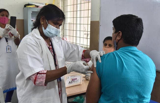 Coronavirus in Indien, landesweite Eindrücke (210603) -- HYDERABAD (INDIA), June 3, 2021 -- A health worker administers a dose of the COVID-19 vaccine to a man in Hyderabad, India, on June 3, 2021. According to the federal health ministry update on Thursday morning, the country recorded 134,154 new COVID-19 cases and 2,887 deaths during the past 24 hours. (Str Xinhua) INDIA-HYDERABAD-COVID-19-VACCINATION Stringer 