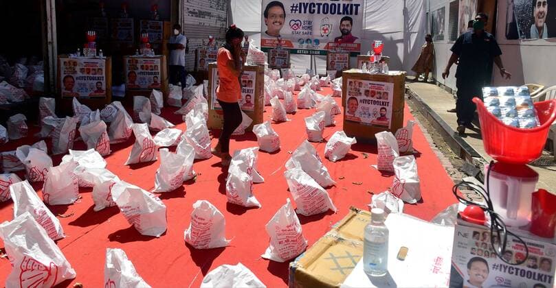 Coronavirus in Indien, landesweite Eindrücke MUMBAI, INDIA - JUNE 3: Mumbai Youth Congress distribute around 12000 Covid-19 tool kits to poor people at Congress office at CSMT on June 3, 2021 in Mumbai, India. (Photo by Anshuman Poyrekar Hindustan Times) Youth Congress Distribute Covid-19 Tool Kits To Poor People In Mumbai