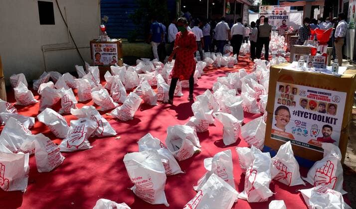 Coronavirus in Indien, landesweite Eindrücke MUMBAI, INDIA - JUNE 3: Mumbai Youth Congress distribute around 12000 Covid-19 tool kits to poor people at Congress office at CSMT on June 3, 2021 in Mumbai, India. (Photo by Anshuman Poyrekar Hindustan Times) Youth Congress Distribute Covid-19 Tool Kits To Poor People In Mumbai