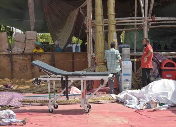 Coronavirus in Indien, landesweite Eindrücke GURUGRAM, INDIA - JUNE 3: Evacuation work in progress at Hemkunt Oxygen Centre in Sector 61 after some dispute with locals on June 3, 2021 in Gurugram, India. High drama was witnessed at the Sector 61-based makeshift Covid centre of Hemkunt Foundation here as it was allegedly ransacked by the men of landowners. The land reportedly belongs to a local JJP leader who had given it for two months to the foundation for setting up a temporary centre. (Photo by Vipin Kumar Hindustan Times) Hemkunt Foundation Covid Centre In Gurugram Removed After High Drama
