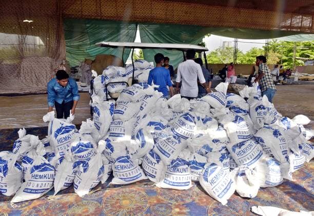 Coronavirus in Indien, landesweite Eindrücke GURUGRAM, INDIA - JUNE 3: Evacuation work in progress at Hemkunt Oxygen Centre in Sector 61 after some dispute with locals on June 3, 2021 in Gurugram, India. High drama was witnessed at the Sector 61-based makeshift Covid centre of Hemkunt Foundation here as it was allegedly ransacked by the men of landowners. The land reportedly belongs to a local JJP leader who had given it for two months to the foundation for setting up a temporary centre. (Photo by Vipin Kumar Hindustan Times) Hemkunt Foundation Covid Centre In Gurugram Removed After High Drama
