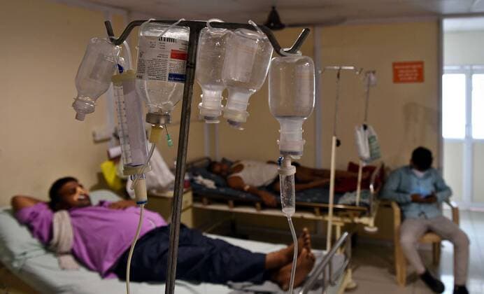 Coronavirus in Indien, landesweite Eindrücke GHAZIABAD, INDIA - JUNE 3: A Black Fungus patient recovering in a hospital after a surgery to remove black fungus (Mucormycosis) on June 3, 2021 in Ghaziabad, India. Black fungus, also known as Mucormycosis, is a rare but dangerous infection. Black fungus is caused by getting into contact with fungus spores in the environment. According to medical experts, the main cause of black fungus (mucormycosis) is steroid misuse during COVID treatment. (Photo by Ajay Aggarwal Hindustan Times) Treatment Of Mucormycosis Black Fungus Patients