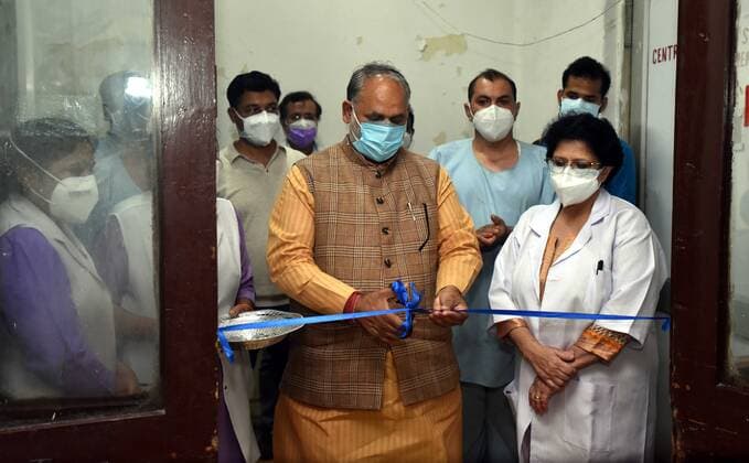 Coronavirus in Indien, landesweite Eindrücke NEW DELHI, INDIA - JUNE 3: Mayor of North Delhi Jai Prakash with Doctors team Inaugurating newly equipped ward with ventilators for Covid 19 patients at Hindu Rao Hospital on June 3, 2021 in New Delhi, India. (Photo by Sonu Mehta Hindustan Times) Mayor Of North Delhi Jai Prakash Visit Covid-19 Ward At Hindu Rao Hospital