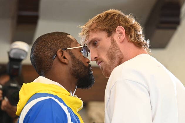 Bilder des Jahres 2021, Entertainment 06 Juni Entertainment Themen der Woche KW22 Entertainment Bilder des Tages MIAMI BEACH, FL - JUNE 03: Floyd Mayweather and Logan Paul face off during media availability ahead of their June 6th exhibition boxing match at Villa Casa Casuarina at the former Versace Mansion on June 03, 2021 in Miami Beach Florida. Copyright: xmpi04 MediaPunchx