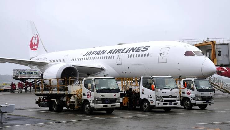 Japan to provide 1.24 mil. doses of vaccine to Taiwan Coronavirus vaccine is loaded onto a Japan Airlines plane before its departure from Narita airport near Tokyo for Taiwan on June 4, 2021. Japanese Foreign Minister Toshimitsu Motegi announced the government s decision earlier in the day to provide 1.24 million doses of the COVID-19 vaccine to Taiwan. 