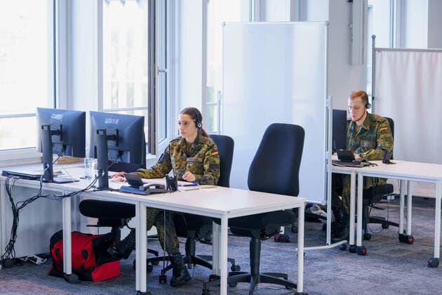Verabschiedung im Bezirksamt Hamburg-Mitte Anerkennung und Dank für die Soldatinnen und Soldaten der Bundeswehr für die Unterstützung während der Corona-Pandemie ;Verabschiedung im Bezirksamt Hamburg-Mitte Anerkennung und Dank für die Soldatinnen und Soldaten der Bundeswehr für die Unterstützung während der Corona-Pandemie , Hamburg Hamburg Deutschland Sitzungssaal der Bezirksversamml