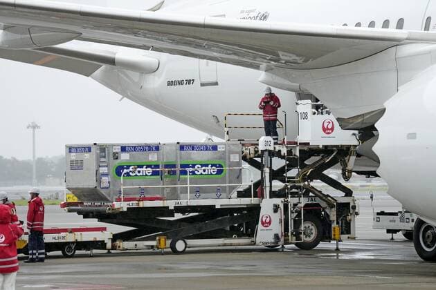 News Bilder des Tages Japan provides 1.24 mil. doses of COVID-19 vaccine to Taiwan COVID-19 vaccine is loaded onto a Japan Airlines plane before its departure from Narita airport near Tokyo for Taiwan on June 4, 2021. Japan shipped 1.24 million doses of COVID-19 vaccine to Taiwan the same day in an effort to help the self-ruled island alleviate its struggles in procuring shots amid a surge of coronavirus cases. 