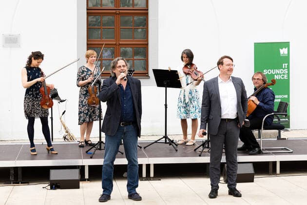 Kleines Konzert der Mittelsächischen Philharmonie am Obermarkt Freiberg - Sax n Strings 04.06.2021 Intendant Ralf-Peter Schulze eröffnet in Beisein von Bürgermeister Sven Krüger die Konzertreihe am Obermarkt Freiberg Obermarkt Sachsen Deutschland