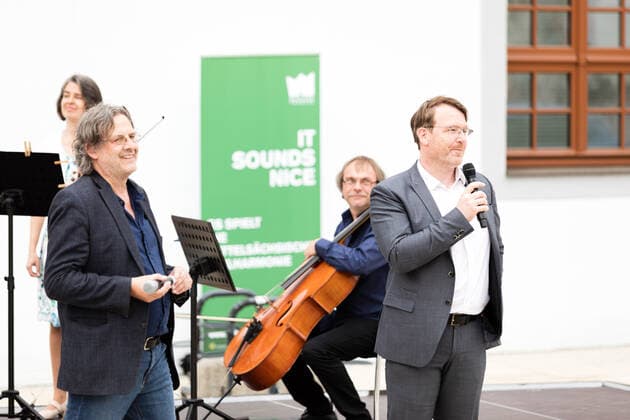 Kleines Konzert der Mittelsächischen Philharmonie am Obermarkt Freiberg - Sax n Strings 04.06.2021 Bürgermeister Sven Krüger begrüßt die Besucher des Kleinen Konzerts Freiberg Obermarkt Sachsen Deutschland