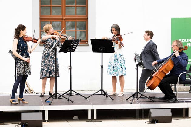 Kleines Konzert der Mittelsächischen Philharmonie am Obermarkt Freiberg - Sax n Strings 04.06.2021 Ein Teil des Ensembles der Philharmonie spielt das Programm Sax n Strings Freiberg Obermarkt Sachsen Deutschland