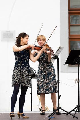 Kleines Konzert der Mittelsächischen Philharmonie am Obermarkt Freiberg - Sax n Strings 04.06.2021 Sophia Heide, Erste Violine und Kerstin Guzy, Erste Violine der Mittelsächsischen Philharmonie Freiberg Obermarkt Sachsen Deutschland