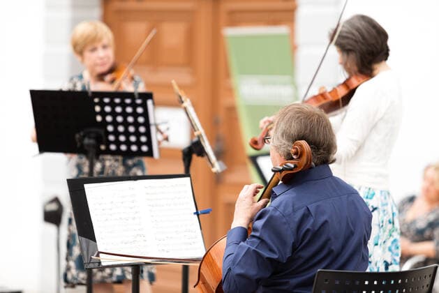 Kleines Konzert der Mittelsächischen Philharmonie am Obermarkt Freiberg - Sax n Strings 04.06.2021 Ein Teil des Ensembles der Philharmonie spielt das Programm Sax n Strings Freiberg Obermarkt Sachsen Deutschland