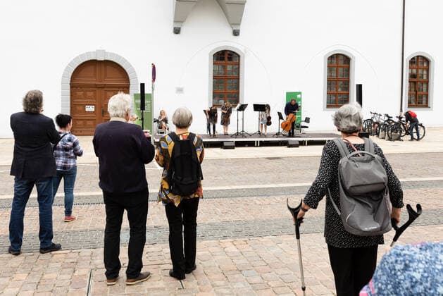 Kleines Konzert der Mittelsächischen Philharmonie am Obermarkt Freiberg - Sax n Strings 04.06.2021 Zuschauer klatschen Beifall beim Programm Sax n Strings Freiberg Obermarkt Sachsen Deutschland