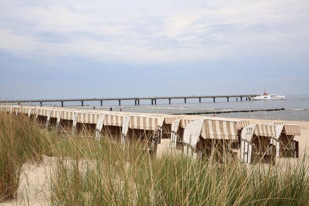 Blick am Freitag (04.06.2021) auf den Strand von Bansin (Landkreis Vorpommern Greifswald) Insel Usedom Das Land Mecklenburg Vorpommern öffnet sich allmählich wieder für den Tourismus. Mit dem heutigen dürfen nach einer langen Corona – Pause die Tourismusregionen im Nordosten wieder Gäste empfangen. Damit beginnt gewissermaßen in dem Urlaubsland MV eine neue Ära. Denn schließlich lebt das Land mit und vom Tourismus. Doch im Verlauf des Tages war auf der Insel Usedom von einer Belebung der Orte durch Urlauber nicht viel zu spüren. Fast überall gab es noch immer leere Straßen und verwaiste Strände.