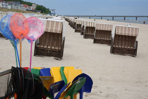 Blick am Freitag (04.06.2021) auf den Strand von Bansin (Landkreis Vorpommern Greifswald) Insel Usedom Das Land Mecklenburg Vorpommern öffnet sich allmählich wieder für den Tourismus. Mit dem heutigen dürfen nach einer langen Corona Pause die Tourismusregionen im Nordosten wieder Gäste empfangen. Damit beginnt gewissermaßen in dem Urlaubsland MV eine neue Ära. Denn schließlich lebt das Land mit und vom Tourismus. Doch im Verlauf des Tages war auf der Insel Usedom von einer Belebung der Orte durch Urlauber nicht viel zu spüren. Fast überall gab es noch immer leere Straßen und verwaiste Strände.