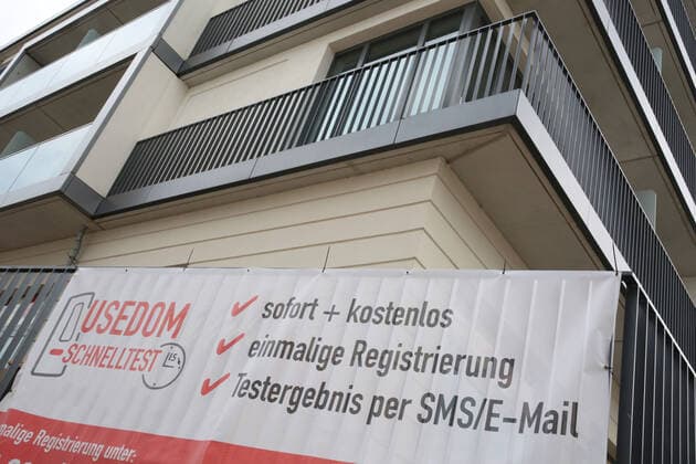 Blick am Freitag (04.06.2021) in Bansin (Landkreis Vorpommern Greifswald) Insel Usedom auf den Hinweis für einen Corona-Schnelltest. Das Land Mecklenburg Vorpommern öffnet sich allmählich wieder für den Tourismus. Mit dem heutigen dürfen nach einer langen Corona Pause die Tourismusregionen im Nordosten wieder Gäste empfangen. Damit beginnt gewissermaßen in dem Urlaubsland MV eine neue Ära. Denn schließlich lebt das Land mit und vom Tourismus. Doch im Verlauf des Tages war auf der Insel Usedom von einer Belebung der Orte durch Urlauber nicht viel zu spüren. Fast überall gab es noch immer leere Straßen und verwaiste Strände. Dafür aber an verschiedenen Orten die Möglichkeit, einen Corona-Test zu machen.