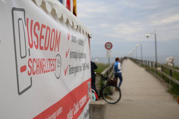 Blick am Freitag (04.06.2021) in Bansin (Landkreis Vorpommern Greifswald) Insel Usedom auf den Hinweis für einen Corona-Schnelltest. Das Land Mecklenburg Vorpommern öffnet sich allmählich wieder für den Tourismus. Mit dem heutigen dürfen nach einer langen Corona Pause die Tourismusregionen im Nordosten wieder Gäste empfangen. Damit beginnt gewissermaßen in dem Urlaubsland MV eine neue Ära. Denn schließlich lebt das Land mit und vom Tourismus. Doch im Verlauf des Tages war auf der Insel Usedom von einer Belebung der Orte durch Urlauber nicht viel zu spüren. Fast überall gab es noch immer leere Straßen und verwaiste Strände. Dafür aber an verschiedenen Orten die Möglichkeit, einen Corona-Test zu machen.