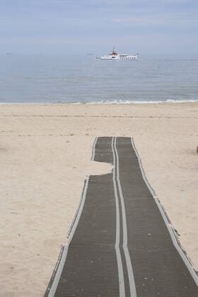 Blick am Freitag (04.06.2021) auf den Strand von Bansin (Landkreis Vorpommern Greifswald) Insel Usedom Das Land Mecklenburg Vorpommern öffnet sich allmählich wieder für den Tourismus. Mit dem heutigen dürfen nach einer langen Corona – Pause die Tourismusregionen im Nordosten wieder Gäste empfangen. Damit beginnt gewissermaßen in dem Urlaubsland MV eine neue Ära. Denn schließlich lebt das Land mit und vom Tourismus. Doch im Verlauf des Tages war auf der Insel Usedom von einer Belebung der Orte durch Urlauber nicht viel zu spüren. Fast überall gab es noch immer leere Straßen und verwaiste Strände.