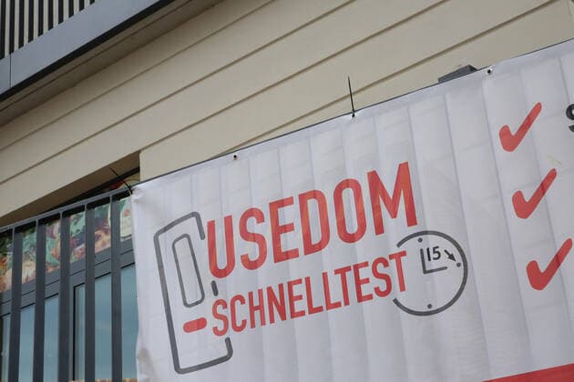 Blick am Freitag (04.06.2021) in Bansin (Landkreis Vorpommern Greifswald) Insel Usedom auf den Hinweis für einen Corona-Schnelltest. Das Land Mecklenburg Vorpommern öffnet sich allmählich wieder für den Tourismus. Mit dem heutigen dürfen nach einer langen Corona Pause die Tourismusregionen im Nordosten wieder Gäste empfangen. Damit beginnt gewissermaßen in dem Urlaubsland MV eine neue Ära. Denn schließlich lebt das Land mit und vom Tourismus. Doch im Verlauf des Tages war auf der Insel Usedom von einer Belebung der Orte durch Urlauber nicht viel zu spüren. Fast überall gab es noch immer leere Straßen und verwaiste Strände. Dafür aber an verschiedenen Orten die Möglichkeit, einen Corona-Test zu machen.