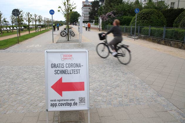 Blick am Freitag (04.06.2021) in Bansin (Landkreis Vorpommern Greifswald) Insel Usedom auf den Hinweis für einen Corona-Schnelltest. Das Land Mecklenburg Vorpommern öffnet sich allmählich wieder für den Tourismus. Mit dem heutigen dürfen nach einer langen Corona Pause die Tourismusregionen im Nordosten wieder Gäste empfangen. Damit beginnt gewissermaßen in dem Urlaubsland MV eine neue Ära. Denn schließlich lebt das Land mit und vom Tourismus. Doch im Verlauf des Tages war auf der Insel Usedom von einer Belebung der Orte durch Urlauber nicht viel zu spüren. Fast überall gab es noch immer leere Straßen und verwaiste Strände. Dafür aber an verschiedenen Orten die Möglichkeit, einen Corona-Test zu machen.