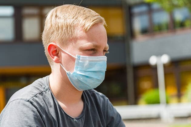 04.6.2021, Maskenpflicht an Schulen gilt auch weiterhin Schülerinnen und Schüler müssen in Bayerns Schulen eine Mund-Nasen-Bedeckung tragen. Hier ein Junge mit einer medizinischen Gesichtsmaske OP Maske auf dem Pausenhof einer Schule. Bad Brueckenau Gesamtschule Bayern Deutschland
