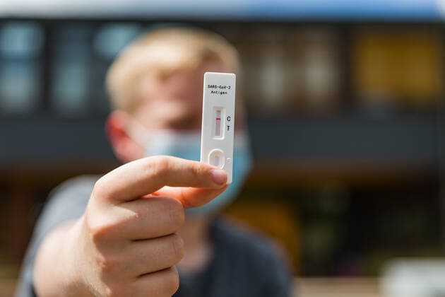 04.6.2021, Corona-Selbsttestpflicht gilt auch nach den Pfingstferien Auch nach den Pfingstferien gilt in Bayern eine Inzidenzunabhängige Testpflicht für alle Schülerinnen und Schüler. Zwei Selbsttests müssen die Kinder auch weiterhin je Woche über sich ergehen lassen. Hier ein Junge, der vor einer Schule sitzt und an sich einen Selbsttest der Marke AESKU.RAPID SARS-CoV-2 Rapid Test von Aldi durchführt. Bad Brueckenau Gesamtschule Bayern Deutschland