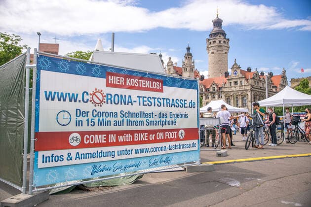 Eine Schnellteststation im Leipziger Zentrum. Am Wilhelm Leuschner Platz betreibt die Internetseite corona-teststraße.de ein sog. Bike In Schnelltestzentrum. Aktuell stehen diverse Zentren in der Kritik weil es bundesweit keine Prüfverfahren gibt und somit großangelegter Betrug möglich ist.