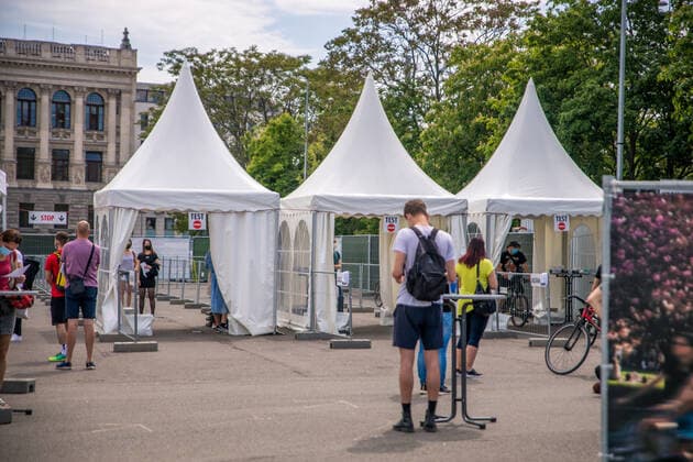Eine Schnellteststation im Leipziger Zentrum. Am Wilhelm Leuschner Platz betreibt die Internetseite corona-teststraße.de ein sog. Bike In Schnelltestzentrum. Aktuell stehen diverse Zentren in der Kritik weil es bundesweit keine Prüfverfahren gibt und somit großangelegter Betrug möglich ist.