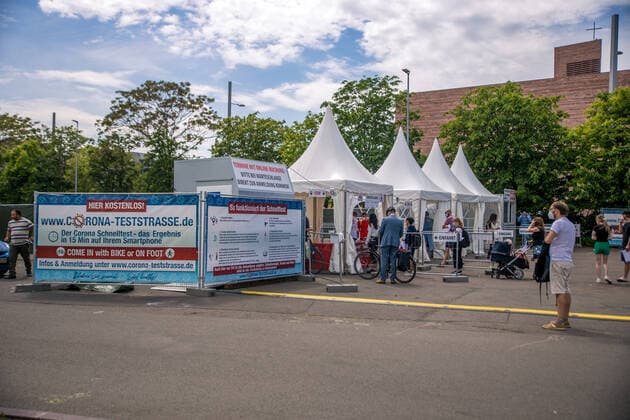 Eine Schnellteststation im Leipziger Zentrum. Am Wilhelm Leuschner Platz betreibt die Internetseite corona-teststraße.de ein sog. Bike In Schnelltestzentrum. Aktuell stehen diverse Zentren in der Kritik weil es bundesweit keine Prüfverfahren gibt und somit großangelegter Betrug möglich ist.