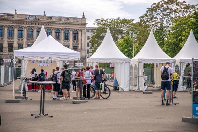 Eine Schnellteststation im Leipziger Zentrum. Am Wilhelm Leuschner Platz betreibt die Internetseite corona-teststraße.de ein sog. Bike In Schnelltestzentrum. Aktuell stehen diverse Zentren in der Kritik weil es bundesweit keine Prüfverfahren gibt und somit großangelegter Betrug möglich ist.