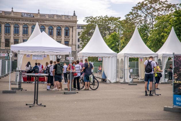Eine Schnellteststation im Leipziger Zentrum. Am Wilhelm Leuschner Platz betreibt die Internetseite corona-teststraße.de ein sog. Bike In Schnelltestzentrum. Aktuell stehen diverse Zentren in der Kritik weil es bundesweit keine Prüfverfahren gibt und somit großangelegter Betrug möglich ist.