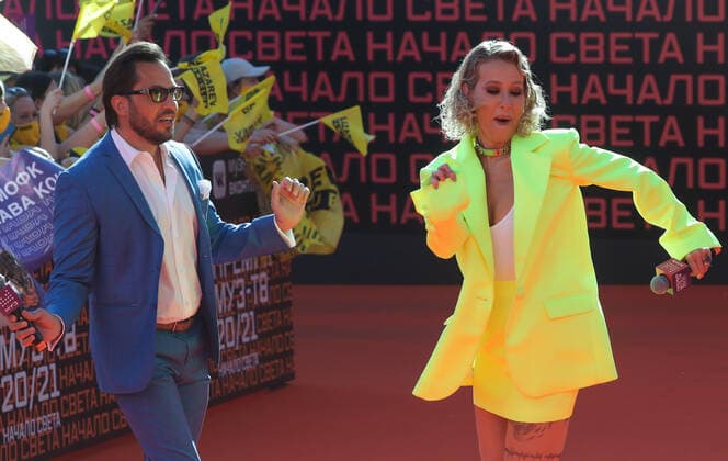Muz-TV Music Awards in Moskau MOSCOW, RUSSIA â€“ JUNE 4, 2021: Presenters Alexander Revva (L) and Ksenia Sobchak at a ceremony to present the 2021 Muz-TV Music Awards, at the Megasport Arena. Sergei Karpukhin TASS  TS103794