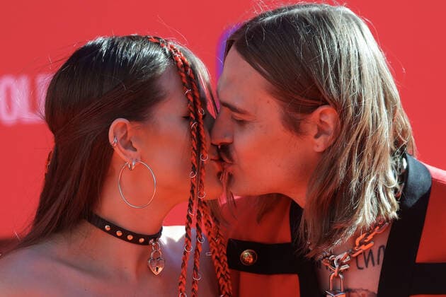 Muz-TV Music Awards in Moskau MOSCOW, RUSSIA â€“ JUNE 4, 2021: Little Big band member Sofya Tayurskaya (L) and Ilya Prusikin at a ceremony to present the 2021 Muz-TV Music Awards, at the Megasport Arena. Sergei Karpukhin TASS  TS103788