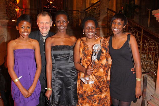 Womens World Award 05.03.2009 Autorin Esther Mujawayo-Keiner (2.v.r.) + Mann Helmut Keiner + Toechter Anna-Dushime (3.v.l.) + Amelia-Umuhire (r.) + Amanda-Mukasonga im Rathaus Wien, Friedrich-Schmidt-Platz 1, bei der Party nach der Verleihung der - Women World Awards - 05.03.2009 - Â