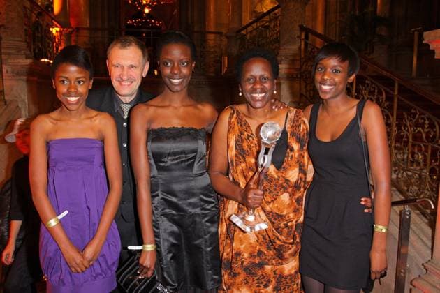Womens World Award 05.03.2009 Autorin Esther Mujawayo-Keiner (2.v.r.) + Mann Helmut Keiner + Toechter Anna-Dushime (3.v.l.) + Amelia-Umuhire (r.) + Amanda-Mukasonga im Rathaus Wien, Friedrich-Schmidt-Platz 1, bei der Party nach der Verleihung der - Women World Awards - 05.03.2009 - Â
