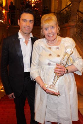Womens World Award 05.03.2009 Opernsaenger Marios, Mario Frangoulis + Elizabeth - Betty - Williams, Aktivistin, im Rathaus Wien, Friedrich-Schmidt-Platz 1, bei der Party nach der Verleihung der - Women World Awards - 05.03.2009 - Â