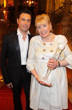 Womens World Award 05.03.2009 Opernsaenger Marios, Mario Frangoulis + Elizabeth - Betty - Williams, Aktivistin, im Rathaus Wien, Friedrich-Schmidt-Platz 1, bei der Party nach der Verleihung der - Women World Awards - 05.03.2009 - Â